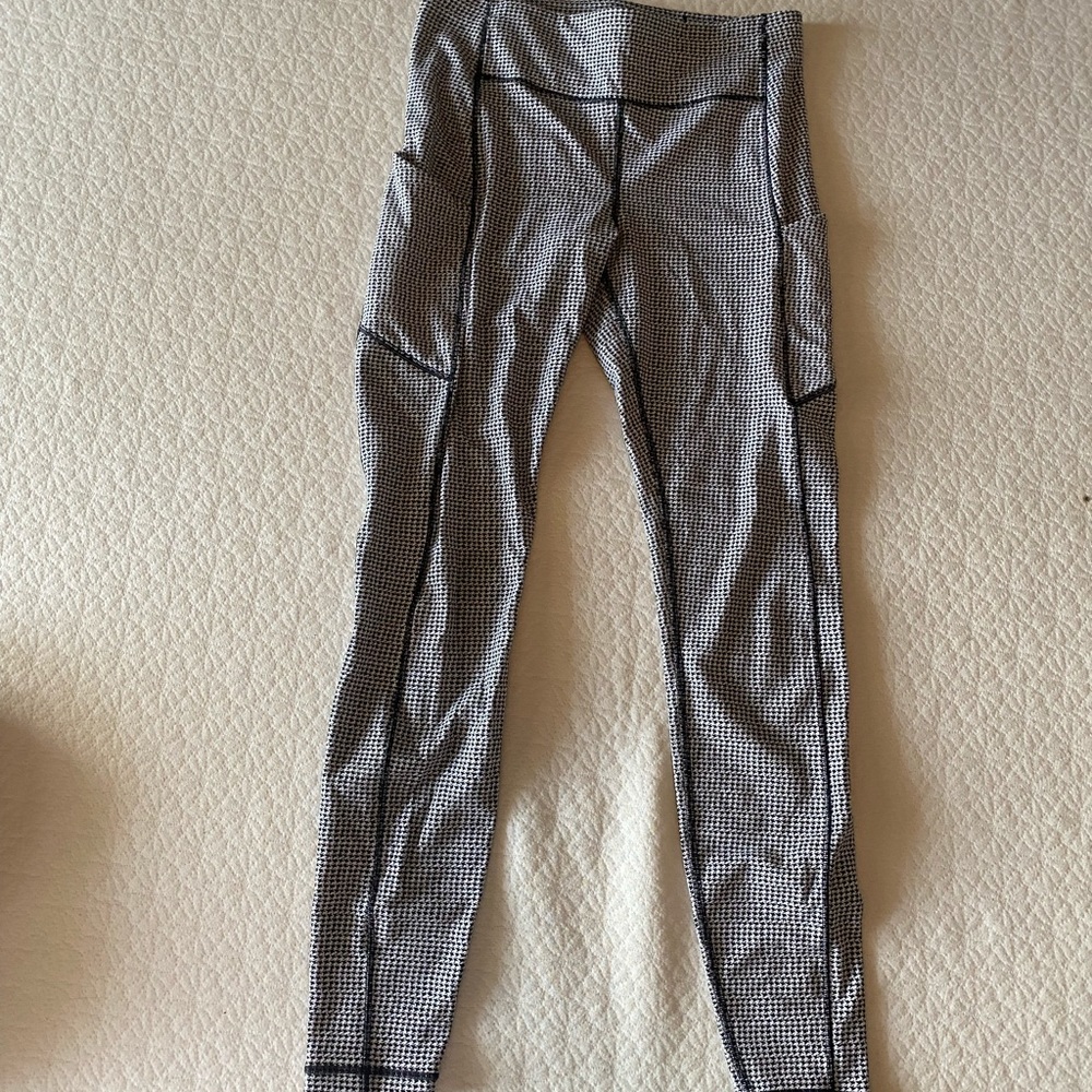 Lululemon • Speed Up Tight 28”